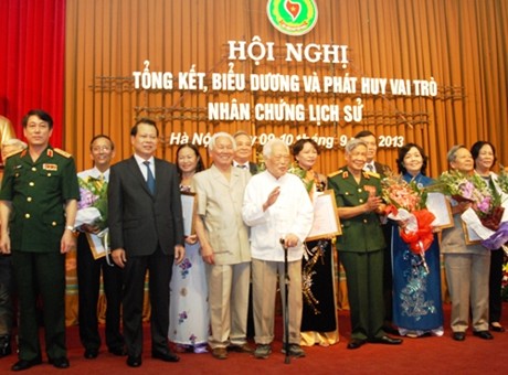 ກອງປະຊຸມຍ້ອງຍໍ ແລະ ເສີມຂະຫຍາຍບົດບາດ ຊາວໜຸ່ມຕະລຸມບອນ ຜູ້ເປັນພະຍານຫຼັກຖານ ປະຫວັດສາດ